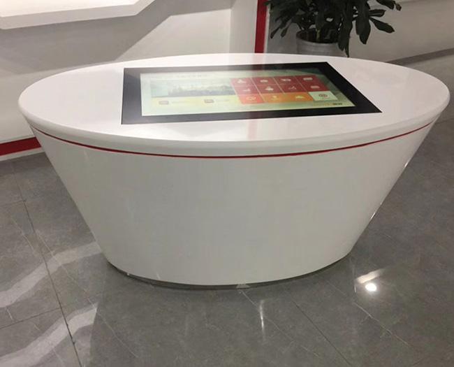 Таблица LCD цифров экрана касания рекламируя киоск таблицы деятельности при экрана касания дисплея Multi для конференции кафе-бара