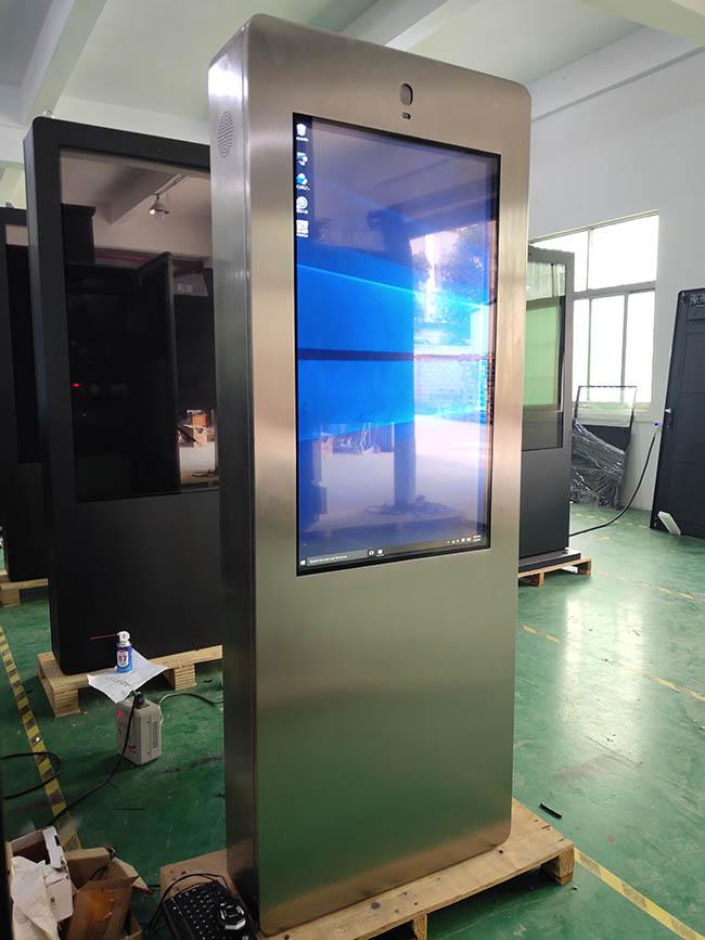 Дисплей LCD 43 плакатов цифров батареи дюйма водоустойчивых на открытом воздухе емкостных использующих энергию портативный на открытом воздухе