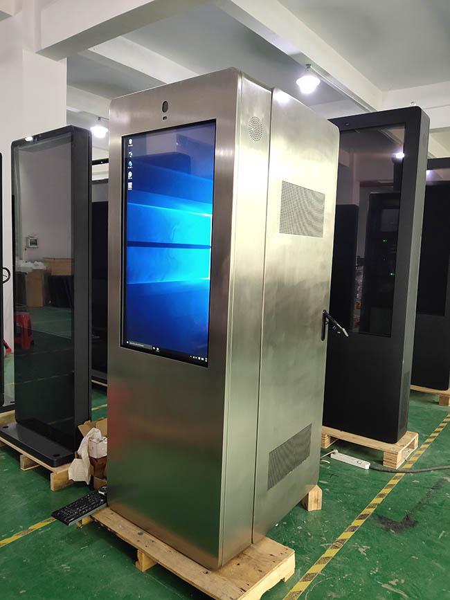 Дисплей LCD 43 плакатов цифров батареи дюйма водоустойчивых на открытом воздухе емкостных использующих энергию портативный на открытом воздухе