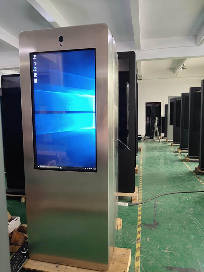 Дисплей LCD 43 плакатов цифров батареи дюйма водоустойчивых на открытом воздухе емкостных использующих энергию портативный на открытом воздухе