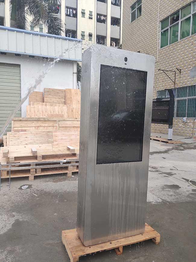 Дисплей LCD 43 плакатов цифров батареи дюйма водоустойчивых на открытом воздухе емкостных использующих энергию портативный на открытом воздухе