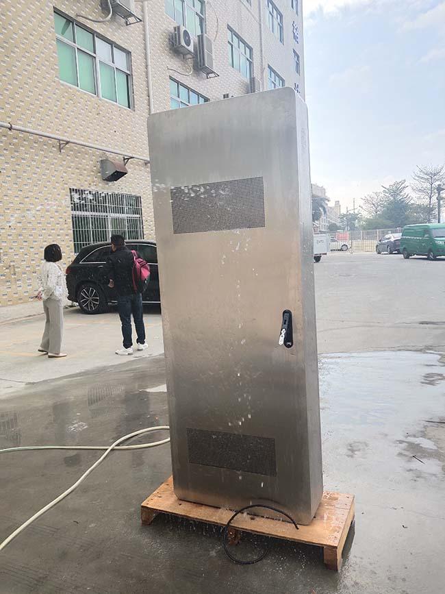 Дисплей LCD 43 плакатов цифров батареи дюйма водоустойчивых на открытом воздухе емкостных использующих энергию портативный на открытом воздухе
